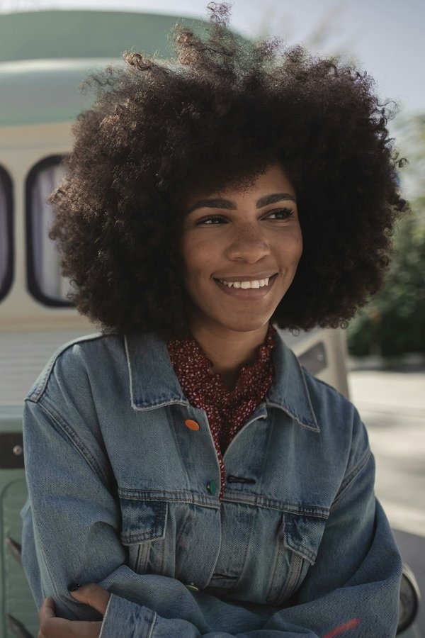 Comment associer des vêtements en denim pour un look casual chic?